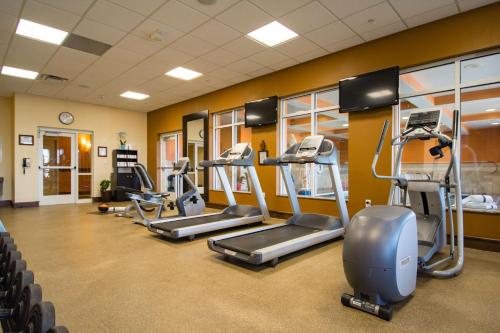 Фитнес-центр и/или тренажеры в Hilton Garden Inn Watertown