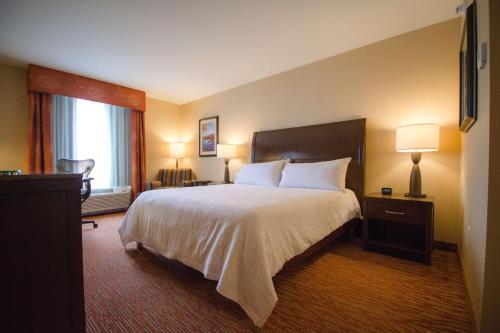 Кровать или кровати в номере Hilton Garden Inn Watertown