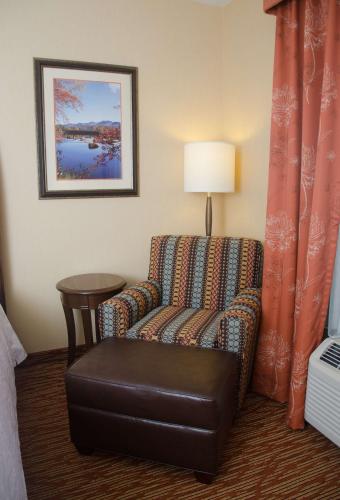 Гостиная зона в Hilton Garden Inn Watertown