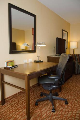 Телевизор и/или развлекательный центр в Hilton Garden Inn Watertown