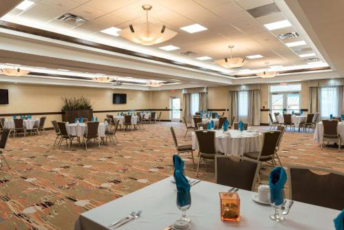Ресторан / где поесть в Hilton Garden Inn Watertown