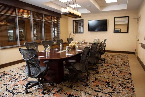 Телевизор и/или развлекательный центр в Hilton Garden Inn Watertown