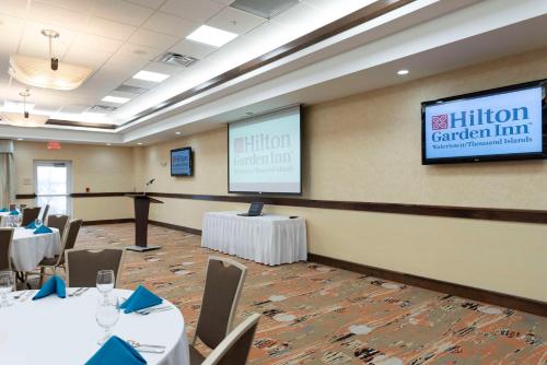 Бизнес-центр и/или конференц-зал в Hilton Garden Inn Watertown