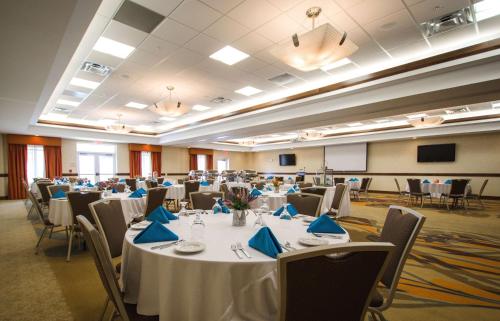 Телевизор и/или развлекательный центр в Hilton Garden Inn Watertown