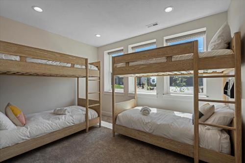 Postel nebo postele na pokoji v ubytování Mountain Art Retreat at Wolf Creek Resort