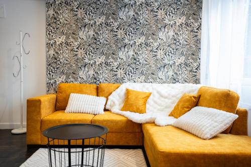 Ruang duduk di Enchantress'Apartment Designed By CM