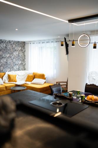 Ruang duduk di Enchantress'Apartment Designed By CM