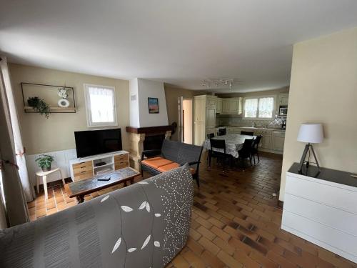 un salon avec un canapé et une table dans l'établissement Maison familiale Hakuna Matata au cœur de la Palmyre, aux Mathes