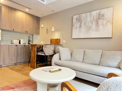 un salon avec un canapé et une table dans l'établissement Apartment 60 m2 xx Center of Paris xx 2 Bedrooms & 2 Bathrooms, à Paris