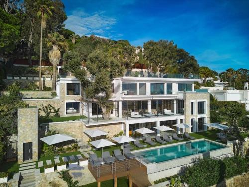  Elle offre une vue aérienne sur une demeure de caractère dotée d'une piscine. dans l'établissement Cannes villa 6 chambres - Elisabeth, à Cannes