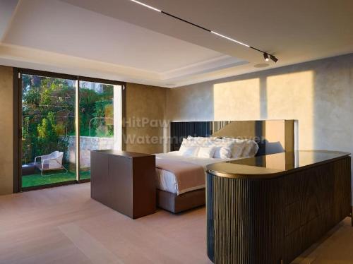 une chambre avec un lit, un bureau et une fenêtre dans l'établissement Cannes villa 6 chambres - Elisabeth, à Cannes