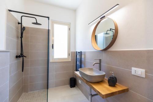 een badkamer met een wastafel en een spiegel bij Villa Serenità - with private pool and ocean view in Ricadi