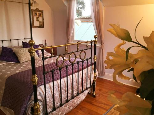 a bedroom with a bed and a window at Ellie's Place on City Park in Launceston