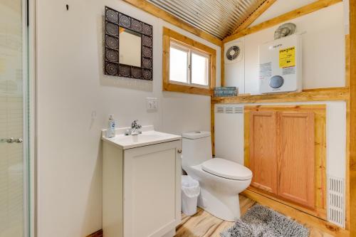 Un baño pequeño con inodoro y lavabo. en Iowa Tiny Cabin Near Pine Lake State Park, en Steamboat Rock