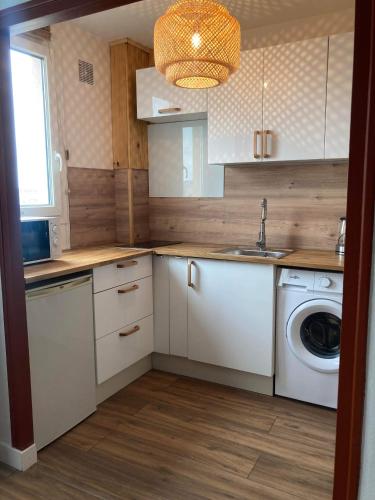 une cuisine avec un lave-linge et un lave-linge dans l'établissement La Japan House, au Mans