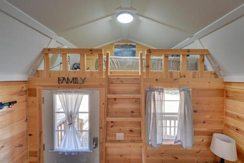 1 cama elevada en una casa pequeña en Cabin on Rivers Edge Trail in Steamboat Rock!, en Steamboat Rock