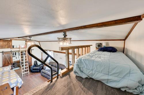 En eller flere senge i et værelse på Steamboat Rock Cabin Bike, Hike, Fish!