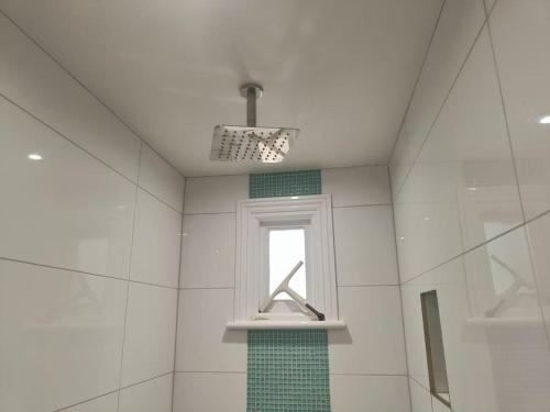 Ένα μπάνιο στο Charming Garden Flat