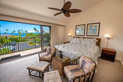 een slaapkamer met een bed en uitzicht op de oceaan bij Elua 704 in Wailea