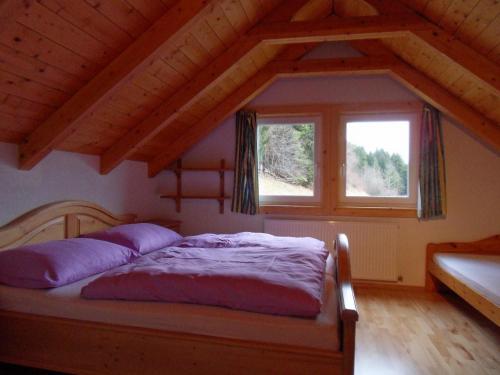 ein Schlafzimmer mit einem Bett und einem Fenster in der Unterkunft Laberer by Schladmingurlaub in Schladming