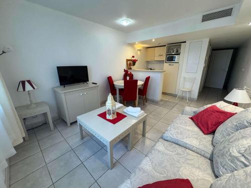 un salon avec un canapé et une table dans l'établissement A079 Appartement confortable sur Carnot -1 chambre, à Cannes