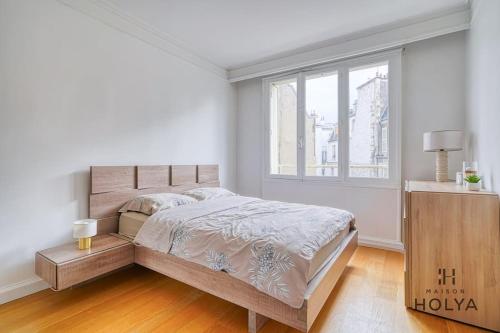 une chambre blanche avec un lit et une fenêtre dans l'établissement Proche Porte Maillot - Le Véritable - 378B, à Paris