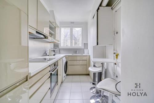 une cuisine blanche avec un évier et une fenêtre dans l'établissement Proche Porte Maillot - Le Véritable - 378B, à Paris