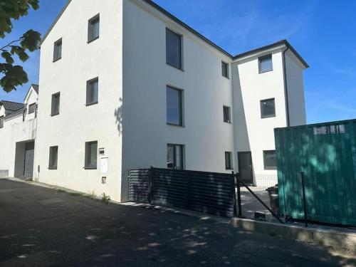 Byt apartman 72m2 private garden PARKING FREE