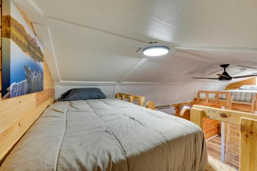 1 dormitorio con 1 cama grande en un barco en Cabin on Rivers Edge Trail in Steamboat Rock!, en Steamboat Rock