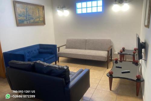 uma sala de estar com um sofá e uma cadeira em Magnificent San Felipe Beach side condo - Jerry`s condo #1 em San Felipe