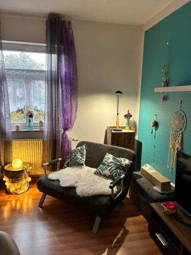 a living room with a couch and a window at Ferienwohnung HAPPYHOME Bahnhofnah gemütlich familiär in Arnstadt