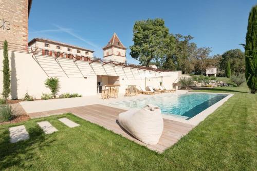une piscine dans la cour d'une maison dans l'établissement Maison de Maître - Domaine Terra Rosa, à Castelnau-de-Lévis