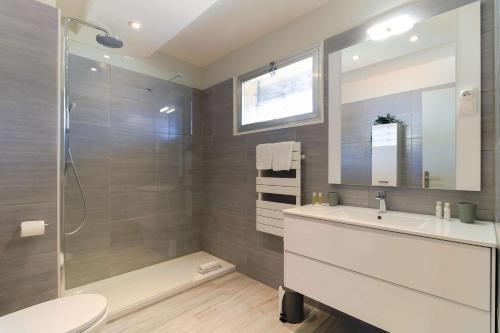W łazience znajduje się umywalka i prysznic. w obiekcie SELECT'soHOME - Studio au cœur du centre-ville du Lavandou à quelques pas de la plage ! - Services hôteliers - AREV w mieście Le Lavandou