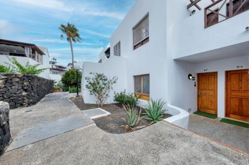 Casa Cris - Beach House next to Playa Grande By Lanzarote Vacation Homes