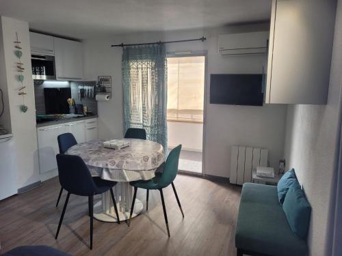 une cuisine et une salle à manger avec une table et des chaises dans l'établissement IDEAL : Mer et centre ville à 2 pas +un garage, à Sainte-Maxime