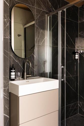 Ένα μπάνιο στο THE FRITZ Hotel Amsterdam