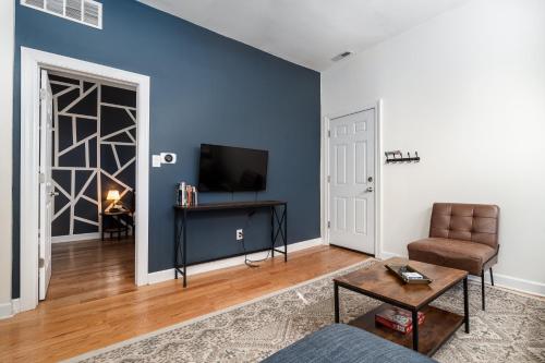 ein Wohnzimmer mit einer blauen Wand und einem Stuhl in der Unterkunft Ukrainian Village 2BR Modern Apartment D2 in Chicago