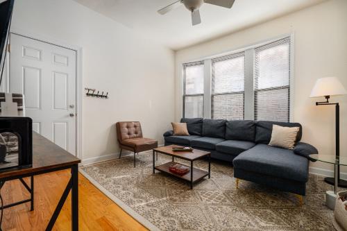 ein Wohnzimmer mit einem blauen Sofa und einem Sessel in der Unterkunft Ukrainian Village 2BR Modern Apartment D2 in Chicago