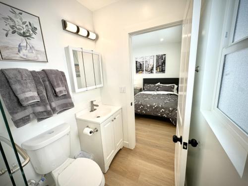 ein Bad mit einem WC, einem Waschbecken und einem Bett in der Unterkunft RP415B - Inviting 1-Bedroom Haven in Captivating Burbank in Burbank