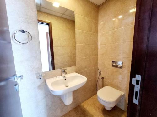 Un baño de Aspire Tower # Two Bedroom Luxury Suite Juffair
