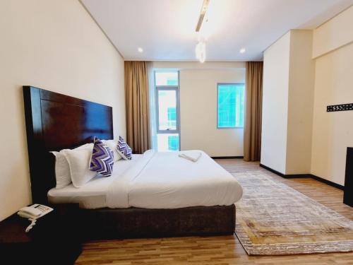 Un pat sau paturi într-o cameră la Aspire Tower-Nightlife Nest Juffair