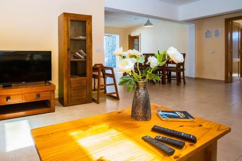 Villa Aleksandra Spacious for 8 guests, Heated Pool, Mountain Views