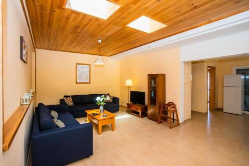 Villa Aleksandra Spacious for 8 guests, Heated Pool, Mountain Views
