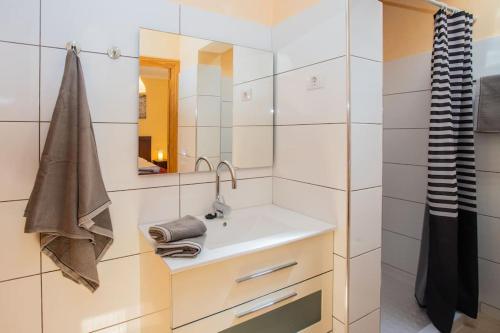 Villa Aleksandra Spacious for 8 guests, Heated Pool, Mountain Views