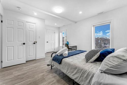 Katil atau katil-katil dalam bilik di Cozy 6BR Home TiCats Hospitals Beach First Ontario