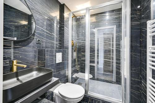 une salle de bain avec un lavabo, des toilettes et une douche dans l'établissement Bluestay 54 - Superbe appartement à Paris, à Paris