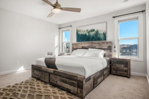 Postel nebo postele na pokoji v ubytování 3 Bedroom Sage House with AC, Driveway Parking, King Bed & More