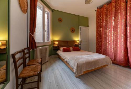 une chambre avec un lit aux murs verts et une fenêtre dans l'établissement Le Louis B - Appartement calme et lumineux proche Thermes, à Vichy