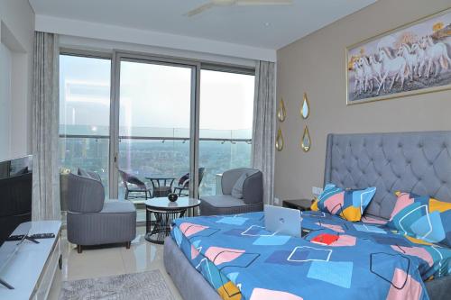 um quarto com uma cama e uma sala de estar em High Rise Den 1 em Gurgaon