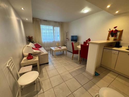 une pièce avec une cuisine et un salon dans l'établissement A079 Appartement confortable sur Carnot -1 chambre, à Cannes